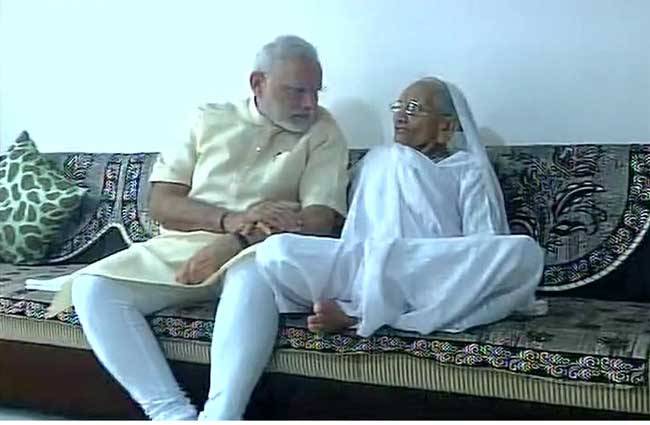 जन्मदिन पर PM मोदी ने लिया मां का आशीर्वाद