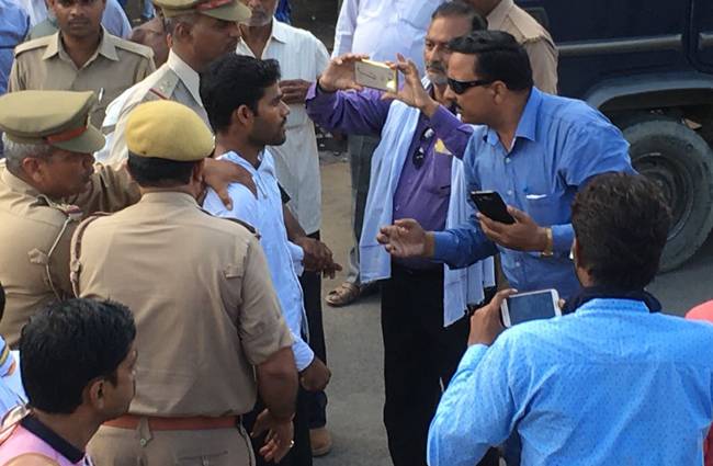 यूपी में राहुल गांधी पर फेंका गया जूता