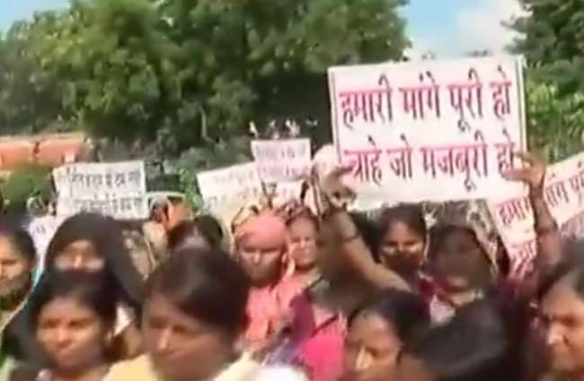 आंगनवाड़ी कार्यकर्ताओं ने किया विरोध