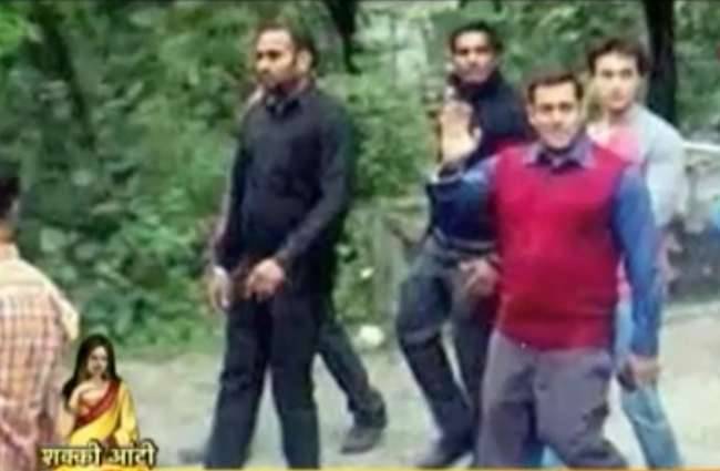 जब प्रशंसकों के बीच घिरे सलमान