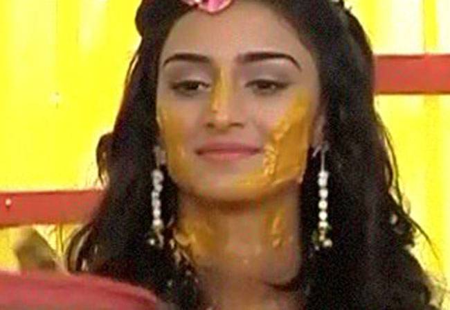 देव की मां ने सोना को दिया शगुन का जोड़ा