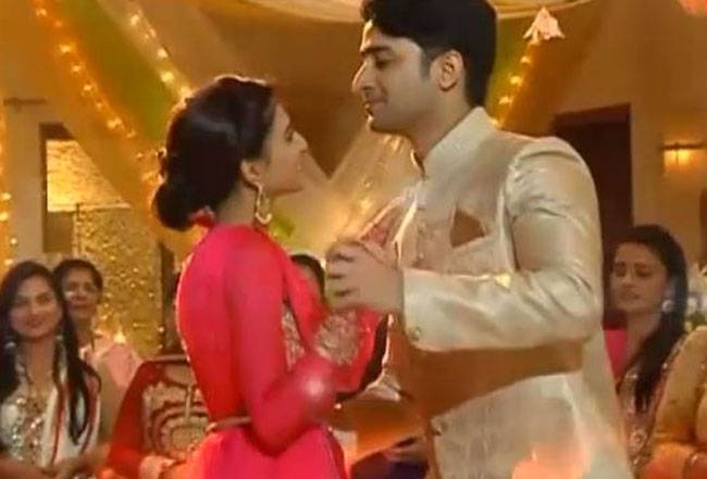 देखिए देव-सोनाक्षी का रोमांटिक डांस