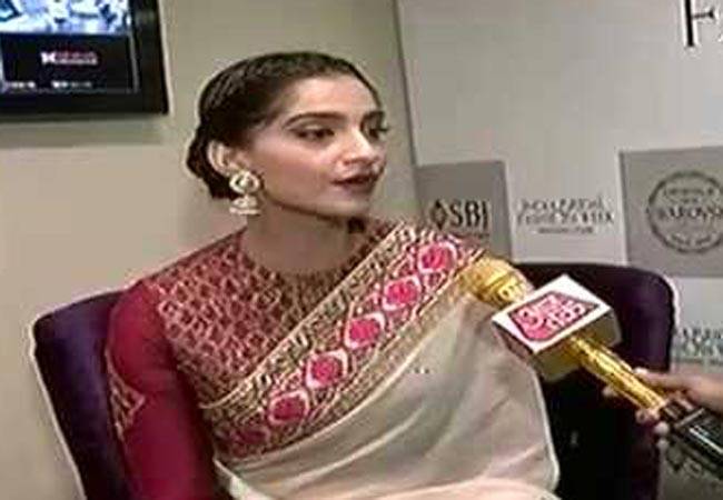 खुद पर बनी फिल्म देखें केजरीवाल: सोनम कपूर