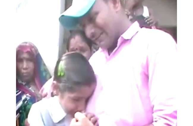 टीचर की विदाई में रोया गांव