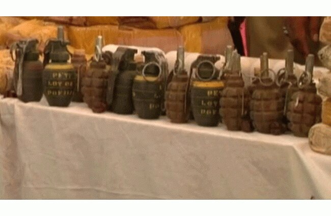 पाकिस्तान में पकड़ा गया हथियारों का जखीरा