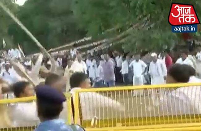 दो कांग्रेसी गुट आपस में ही भिड़े