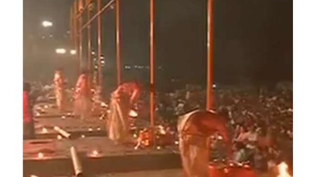 दीपों से सजा वाराणसी का घाट