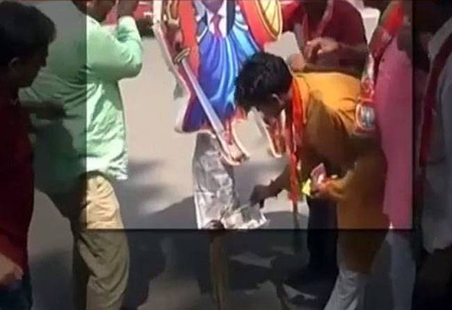 JNU में PM मोदी को बनाया रावण