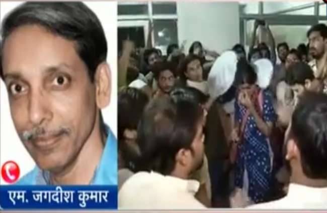 छात्रों का हंंगामा जारी