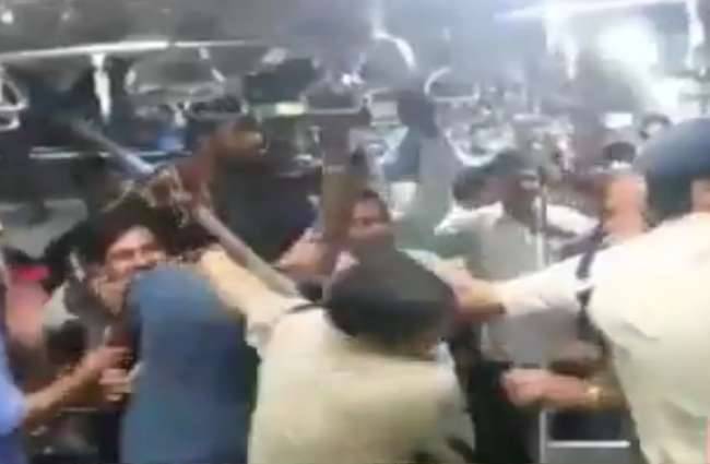 लोकल में मारपीट से अफरा-तफरी