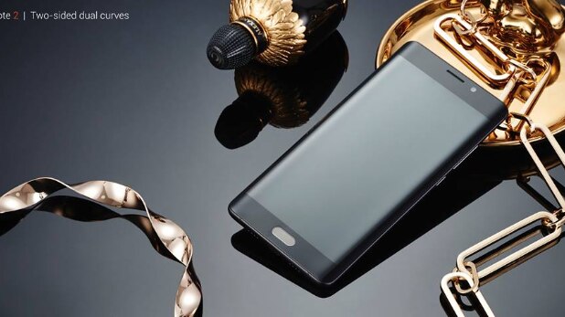इस स्मार्टफोन में डुअल ऐज कर्व्ड डिस्प्ले है