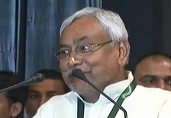 अखिलेश हिमम्त दिखाएं, हम साथ देंगे: नीतीश कुमार