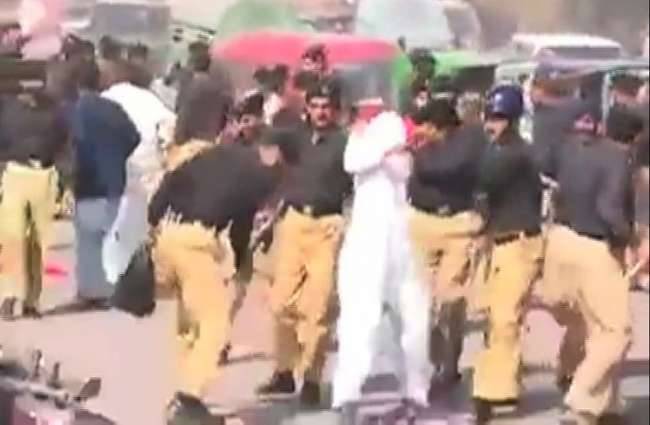 लोगों ने पाकिस्तान सरकार के खिलाफ लगाए नारे