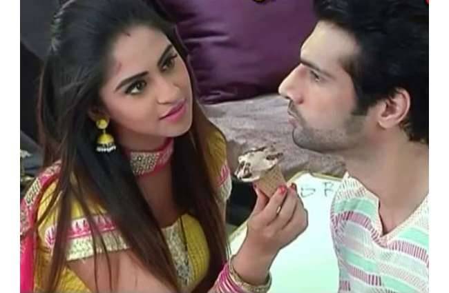 रैना ने रखा व्रत, ऋषभ ने आइसक्रीम दिखाकर चिढ़ाया