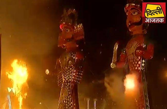 राष्ट्रपति प्रणब मुखर्जी को त्रिशूल भेंट किया गया