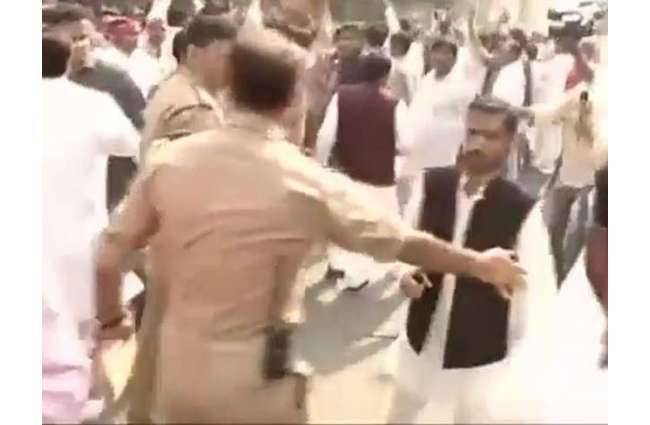 समर्थक भिड़े