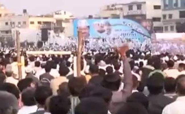 सूरत में अरविंद केजरीवाल को दिखाए गए काले झंडे