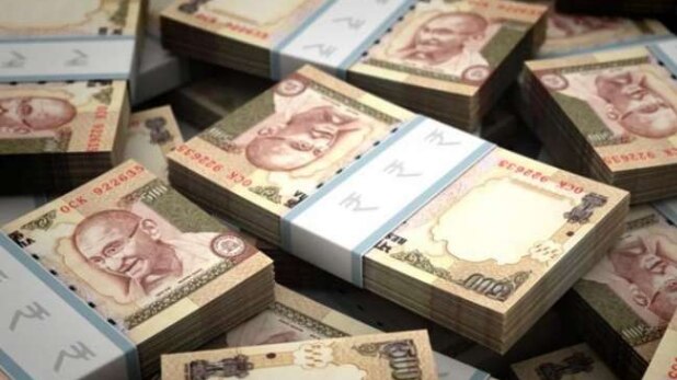 कैश के लिए लाइन में खड़े लोग