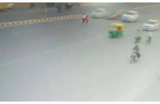 तेज रफ्तार ने 5 सेकंड में ले ली महिला जान