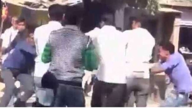 आगरा में कैश को लेकर दो पक्षों में संग्राम