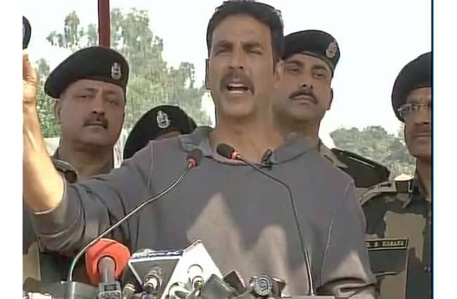 अक्षय कुमार पहुंचे जम्मू, शहीदों को दी श्रद्धांजलि