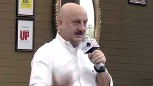 साहित्य आज तक के मंच पर अनुपम खेर ने सुनाए ये डायलॉग