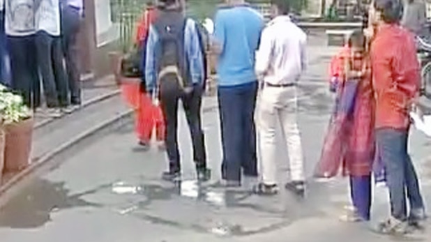 नोट निकालने के लिए ATM के बाहर लंबी कतारें