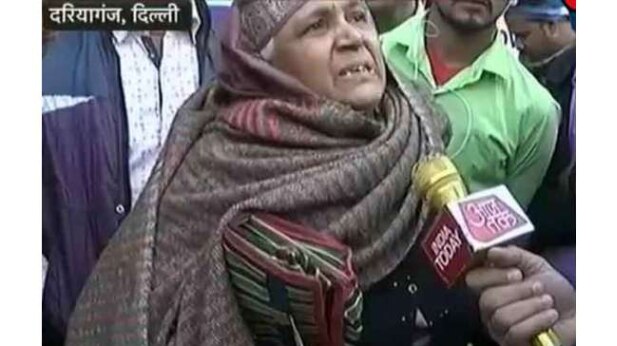 नोटबंदी के 13वें दिन भी लंबी कतारों में दिखे लोग