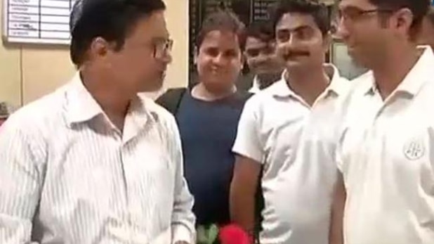 गुलाब का फूल देकर किया बैंककर्मियों के जज़्बे को सलाम