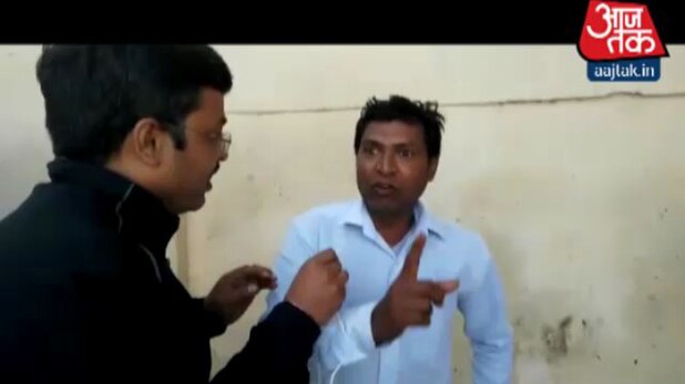 कार्यकर्ता दीवार के पास पेशाब करते नजर आए