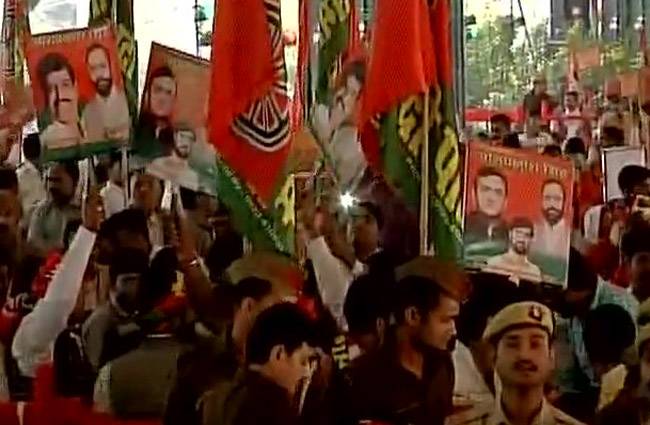 लखनऊ में सपा का जश्न