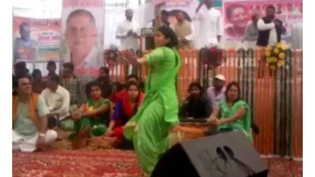 डांस करती बालाएं