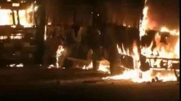 छात्रा की मौत से गुस्साई भीड़ ने बस में लगा दी आग