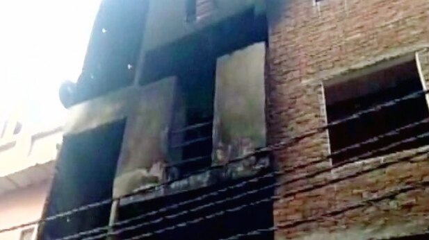 साहिबाबाद में जैकेट की फैक्ट्री में लगी भाषण आग