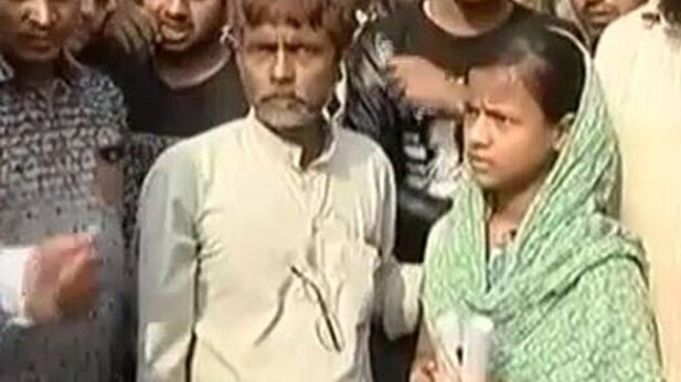 पढ़ाई छोड़कर बैंक के बाहर लाइन में लगी बच्ची