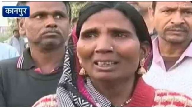 ट्रेन हादसे के बाद से लापता अपनों की तलाश में भटक रहे लोग