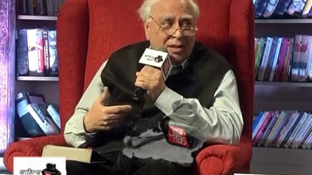 साहित्य आज तक के महामंच पर कपिल सिब्बल ने सुनाईं ये कविताएं