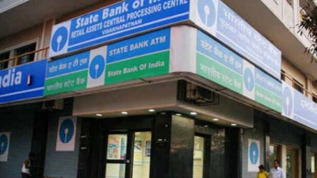 बैंको के बाहर लगी है भीड़