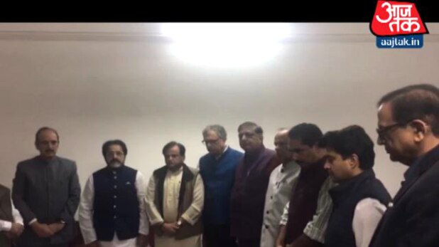 नेताओं ने श्रद्धांजलि दी