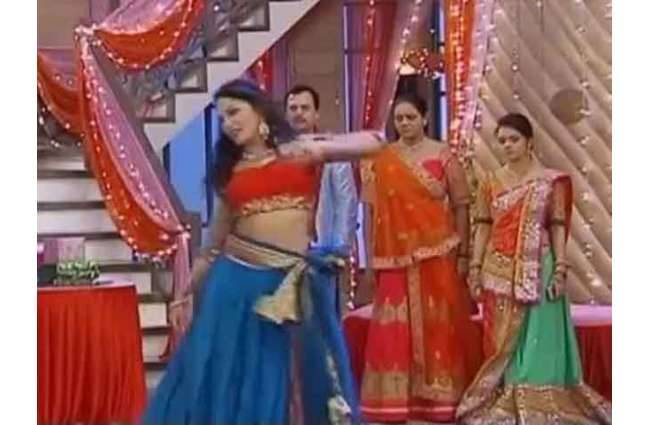 अपने संगीत में राधिका हुई दीवानी