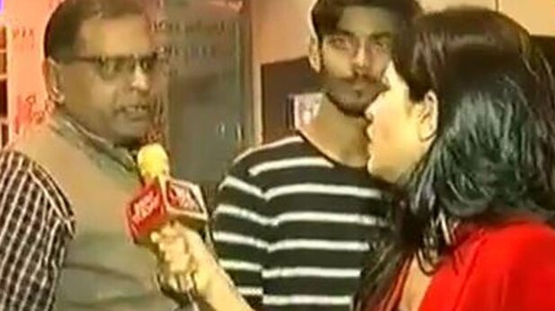 नोटबंदी में कैश के लिए जूझता देश