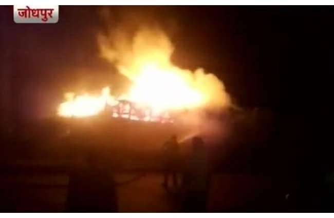 देखते ही देखते जलकर राख हो गया ट्रक