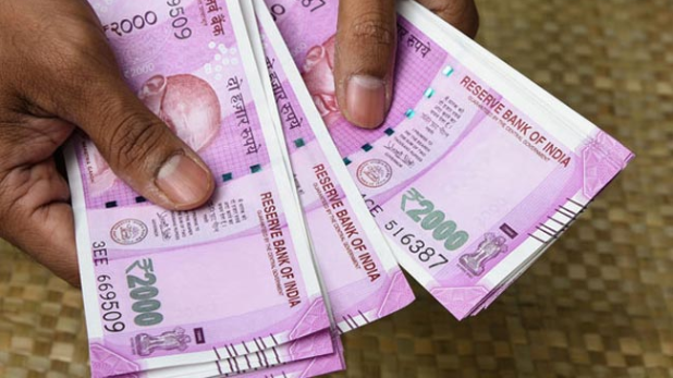 मुंबई में कार से मिली 1.40 करोड़ की नई करेंसी