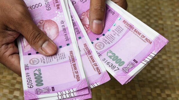 कहीं जनता पर मार तो कहीं नोटों की बहार!