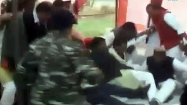 सिर्फ 6 सेकेंड में गिरा बीजेपी का मंच