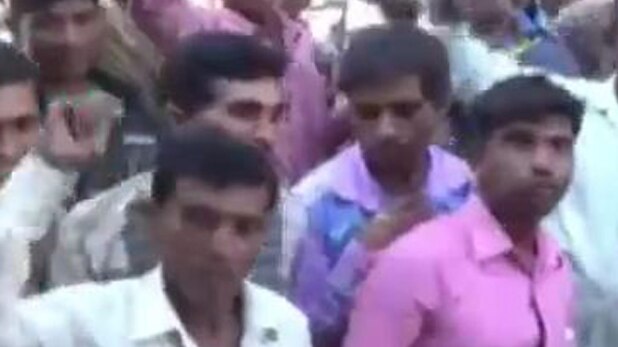 खाते में पैसा और हाथ खाली, टूटा सब्र का बांध