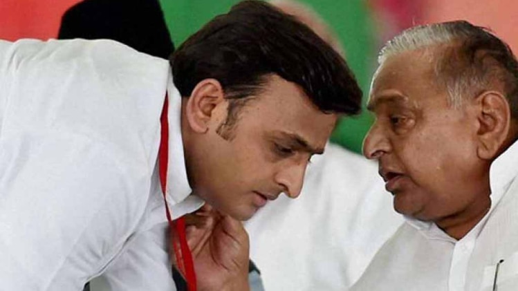 पापा मुलायम के सामने बेटा अखिलेश बेबस