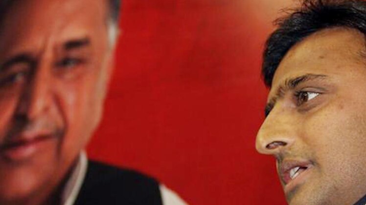 सपा में मचे घमासान पर सुनिए, बापू पार्टी के लिए तू तो हानिकारक है....