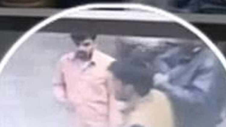 सड़क पर गुंडागर्दी