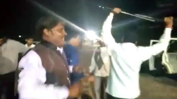 जब बीजेपी विधायक ने बीच सड़क पर किया डांस